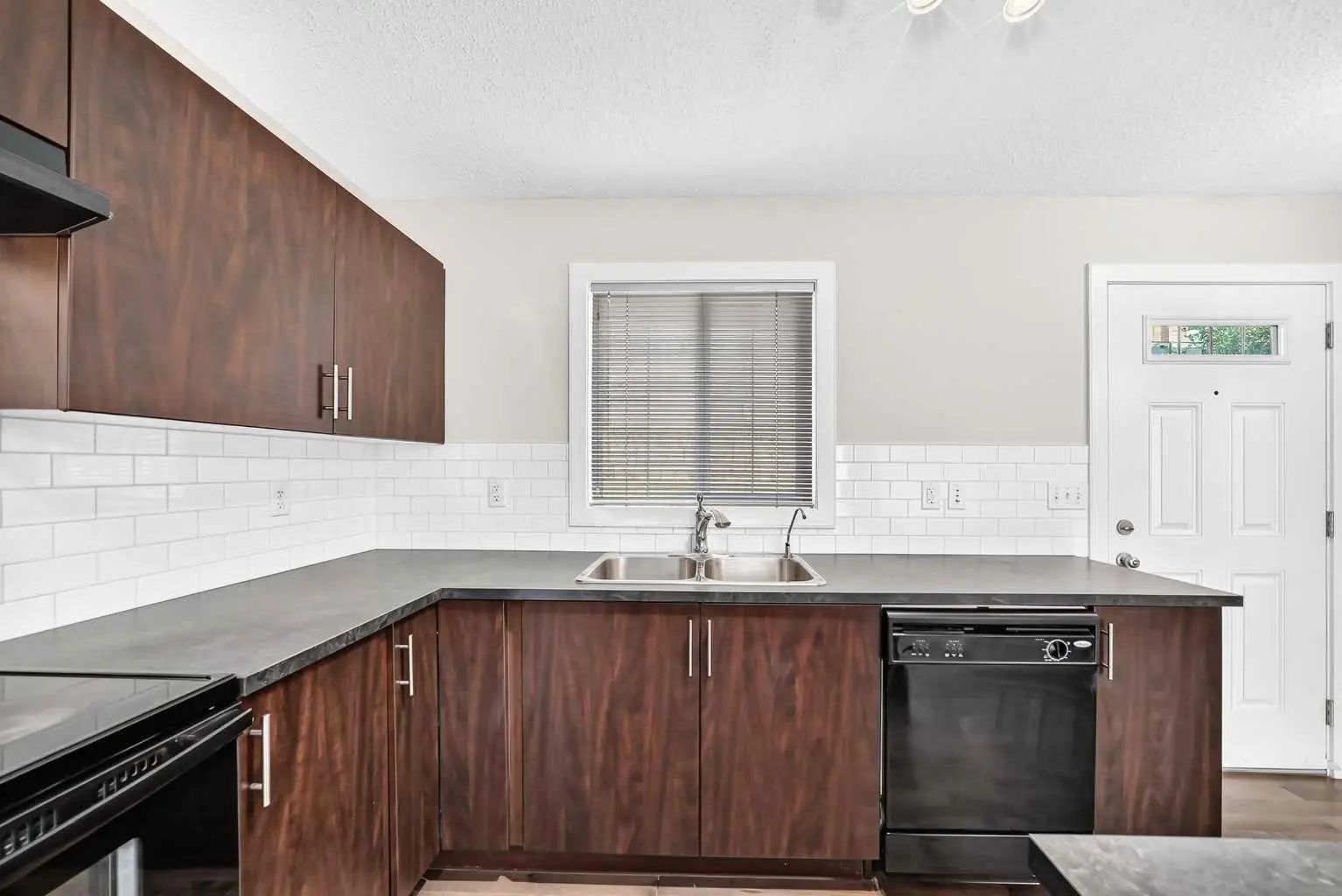 152 Pantego Lane Northwest, Calgary – Residential Row/Townhouse Listing Photo 7