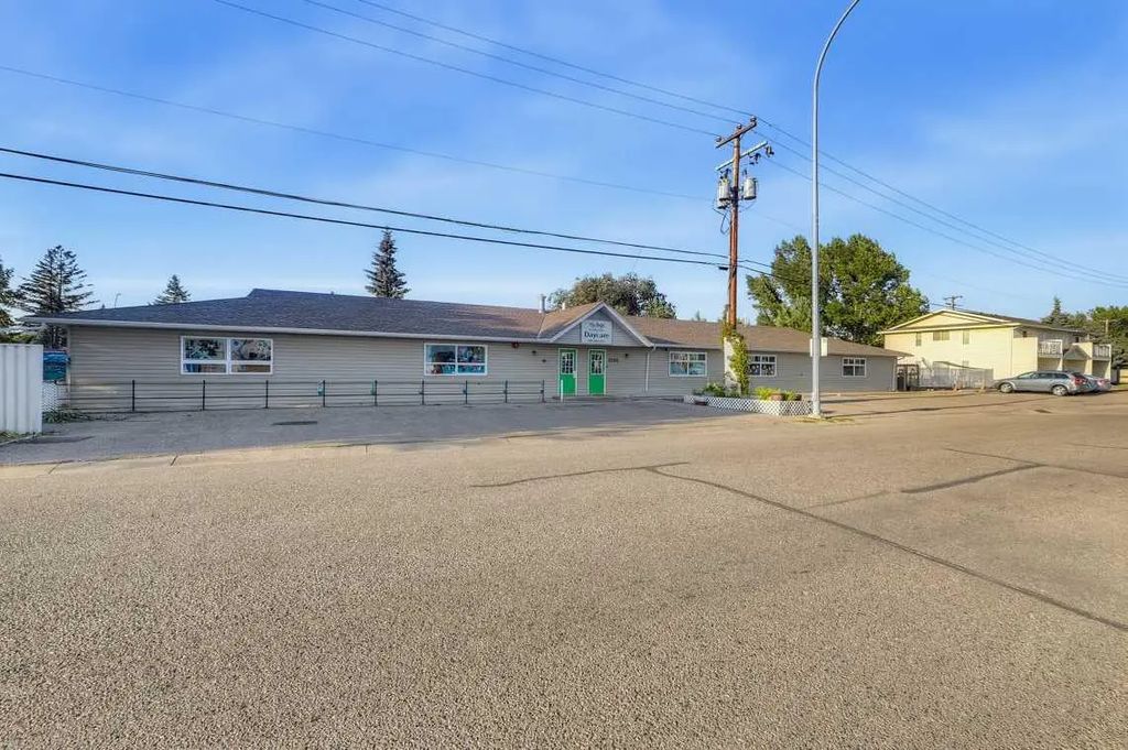 1006 / 1008 11 Avenue , High River