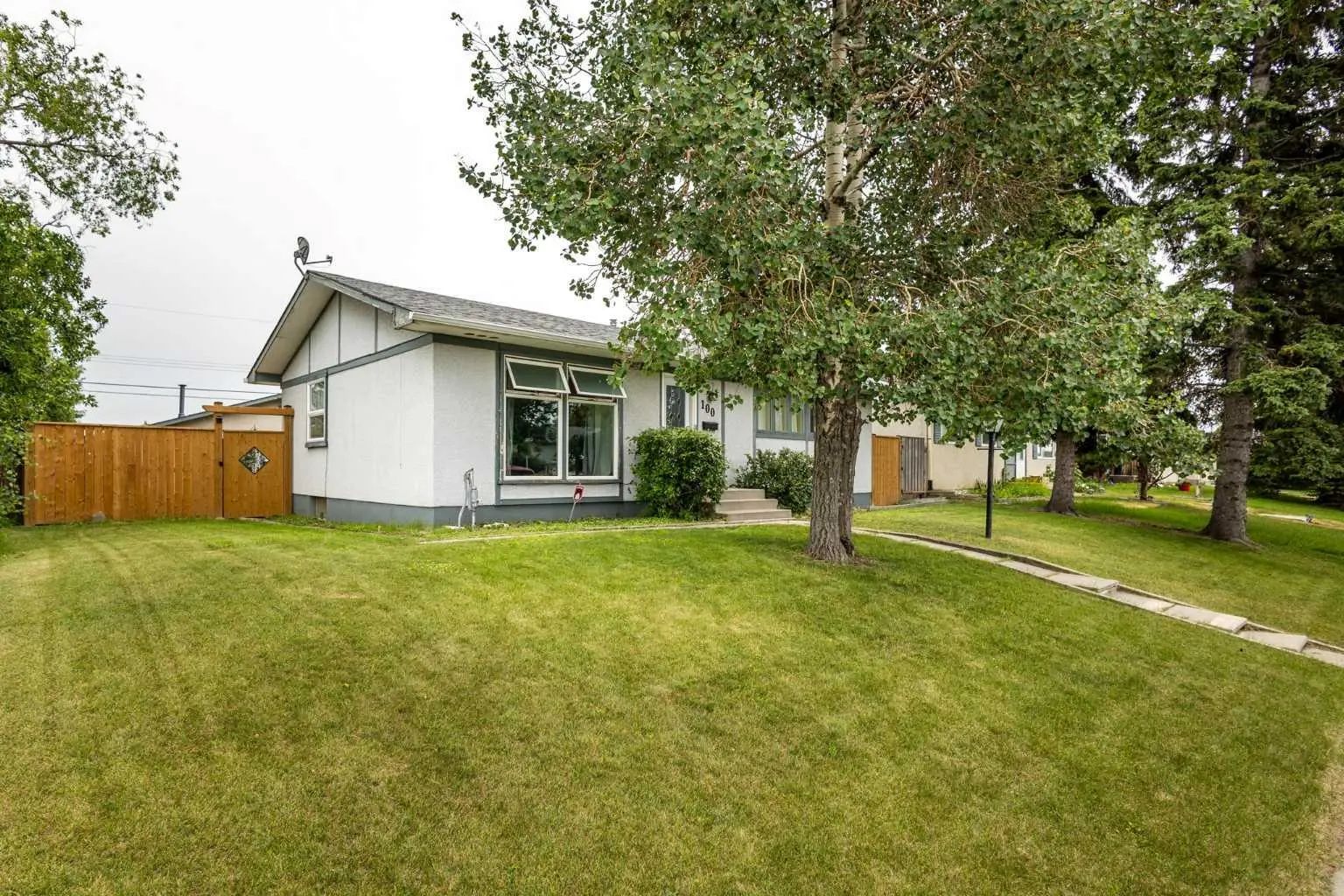 100 Marbrooke Circle Northeast, Calgary – Residential Detached Listing Photo 2