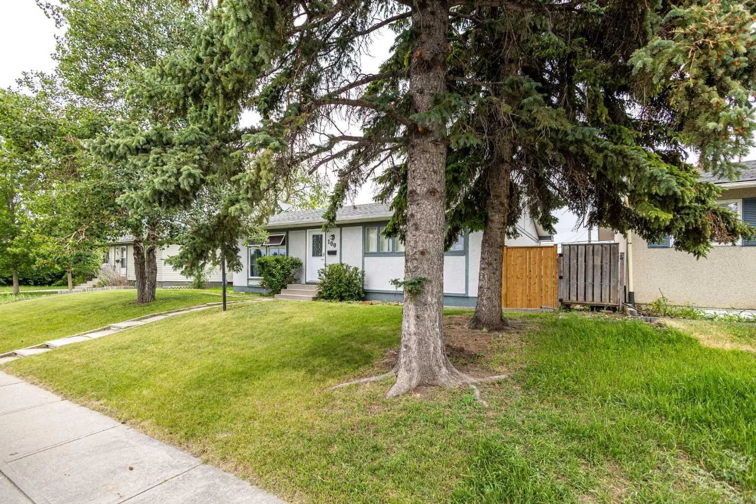 100 Marbrooke Circle Northeast, Calgary – Residential Detached Listing Photo 3