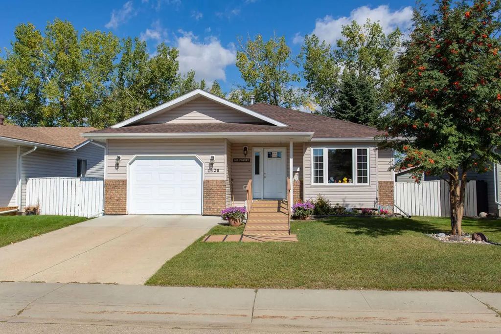 4520 55 Avenue , Lacombe