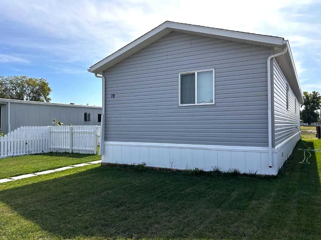 19 Eastbrook Drive E, Brooks