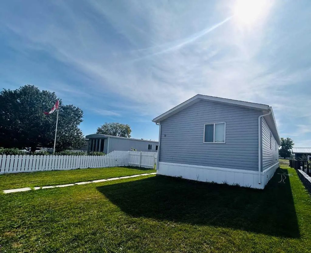19 Eastbrook Drive E, Brooks