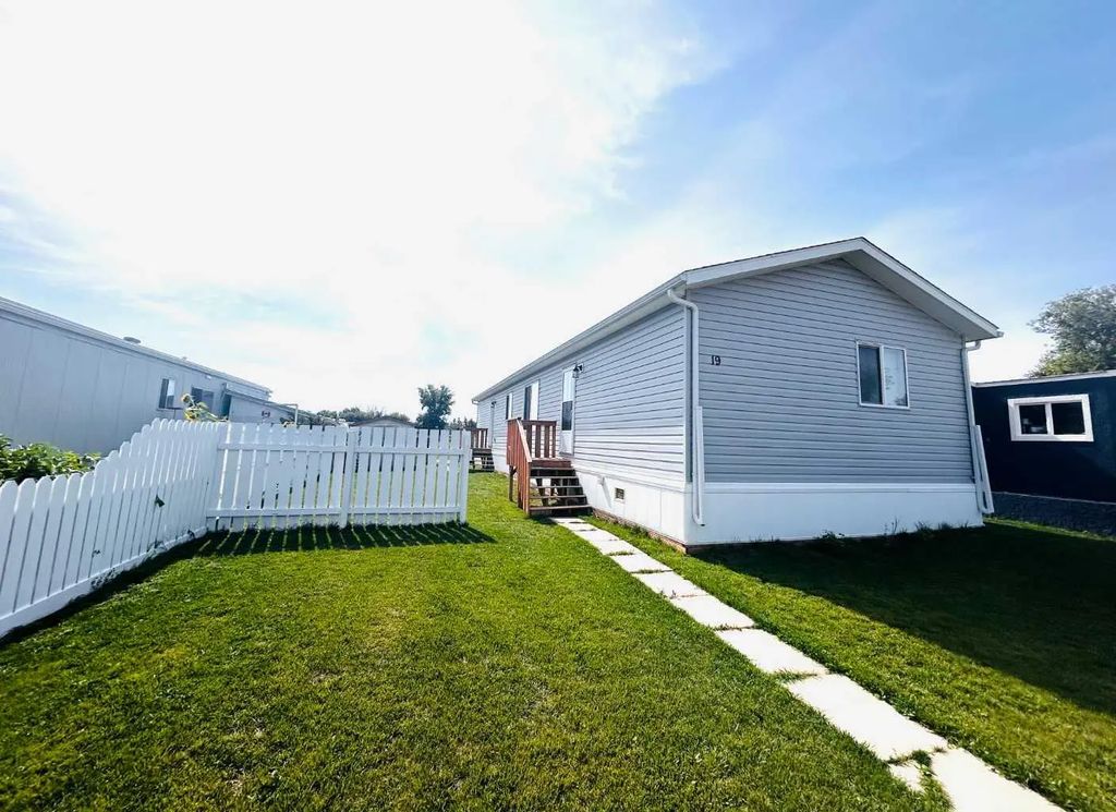 19 Eastbrook Drive E, Brooks