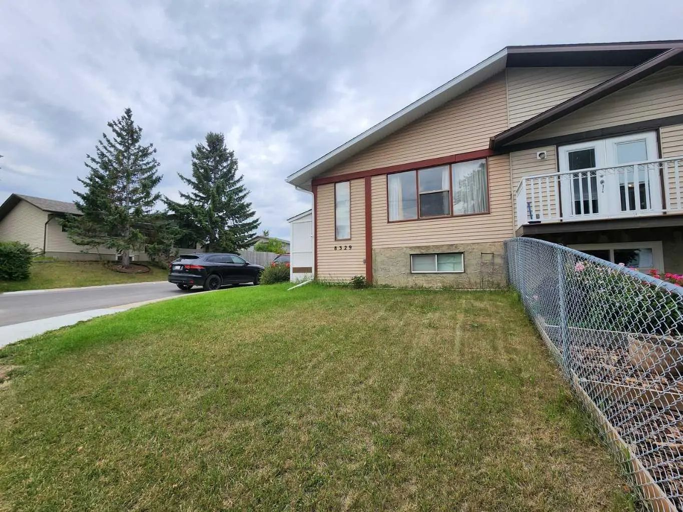 8329 Centre Street Northwest, Calgary – Residential Semi Detached (Half Duplex) Listing Photo 2