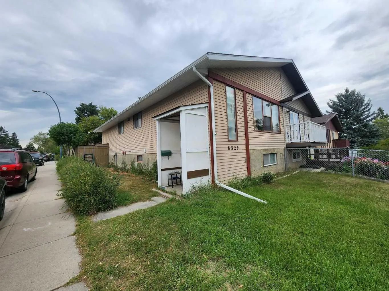 8329 Centre Street Northwest, Calgary – Residential Semi Detached (Half Duplex) Listing Photo 3