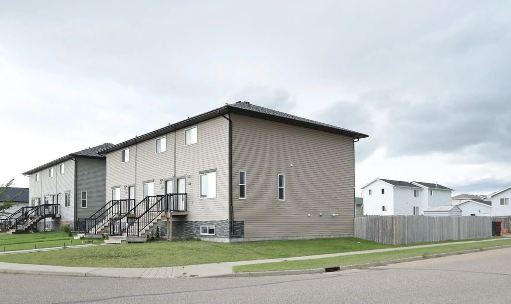 347 17 Street E, Brooks