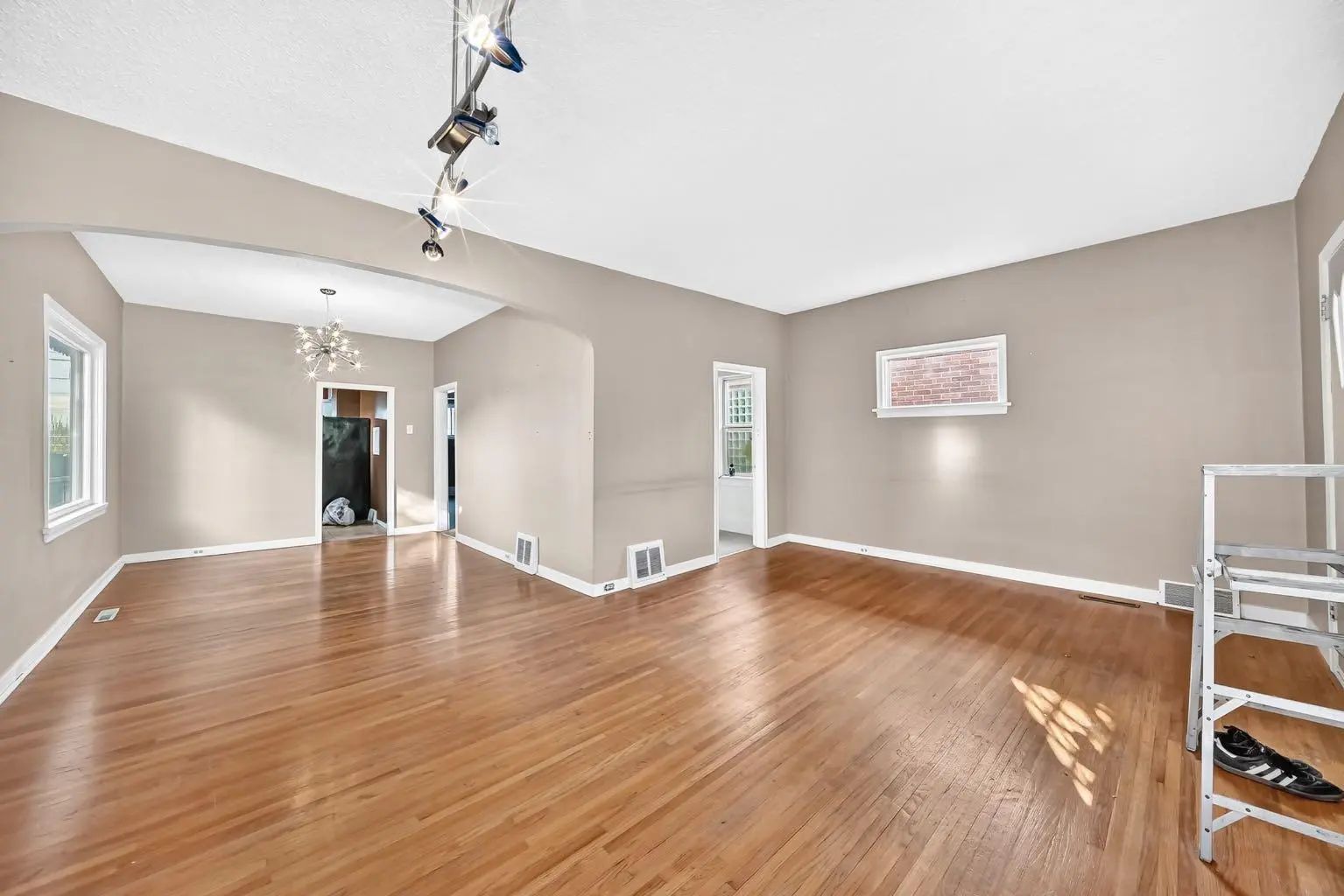 466 22 Avenue Northwest, Calgary – Residential Detached Listing Photo 5