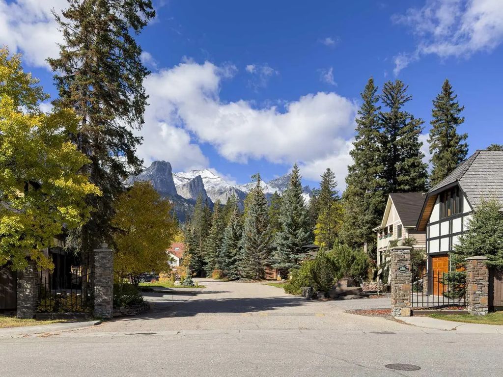 12 Woodside Lane , Canmore