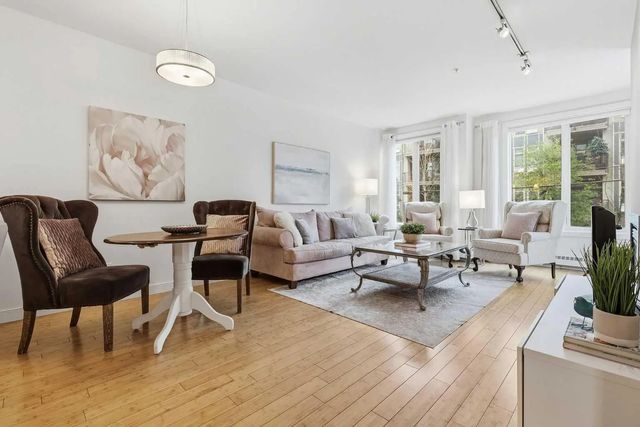 210 328 21 Avenue Sw, Calgary