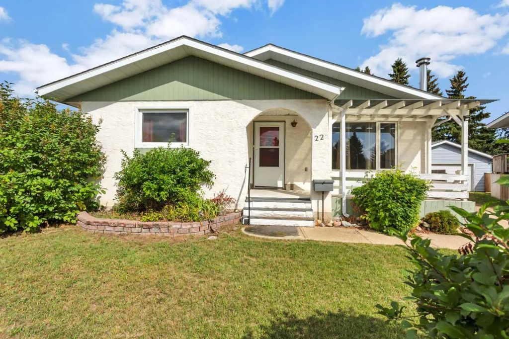 22 Blackstone Avenue , Lacombe