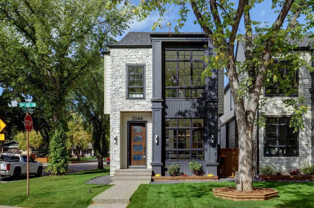 2044 56 Avenue Sw, Calgary