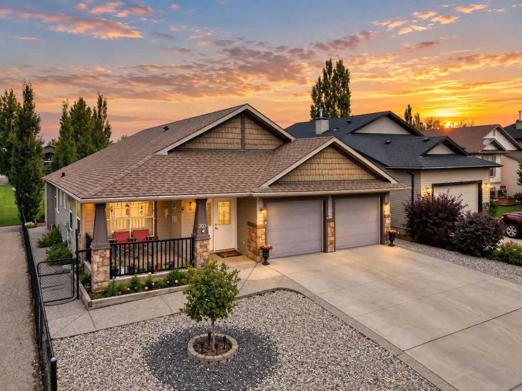 203 Hillcrest Boulevard , Strathmore