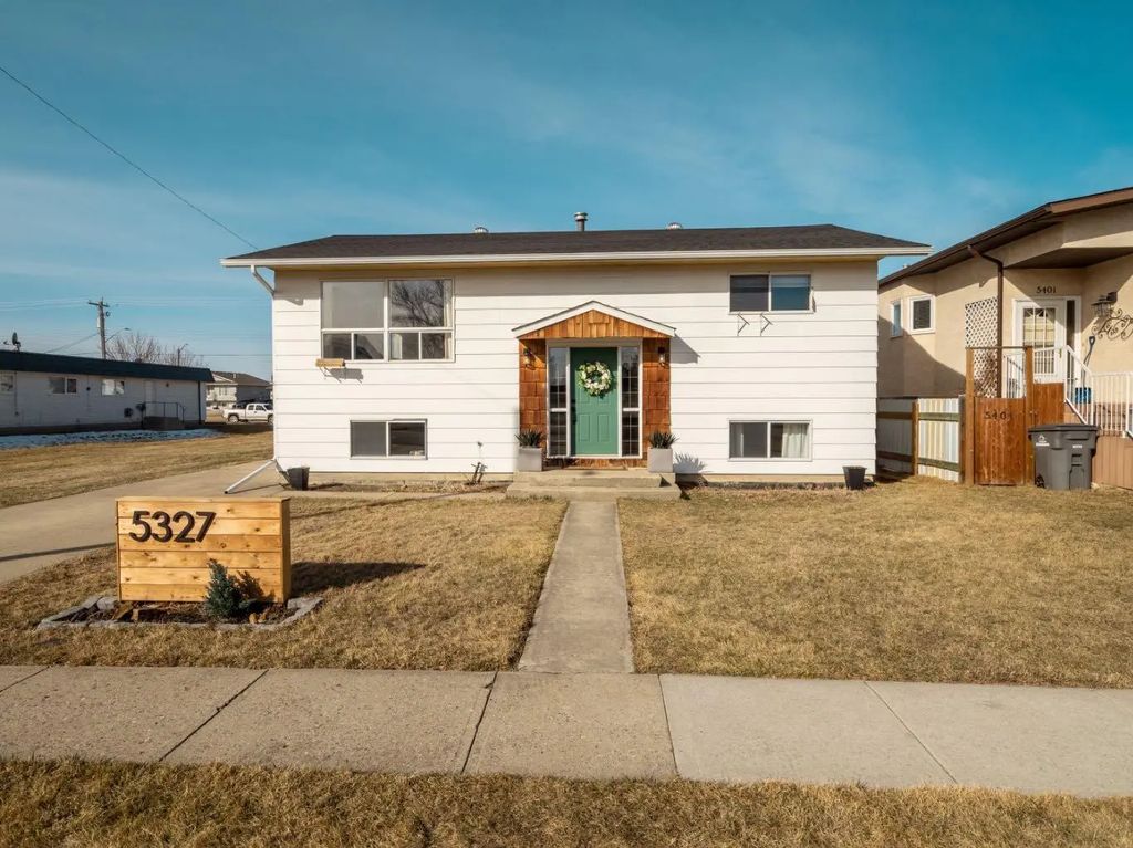 5327 3a Street W, Claresholm