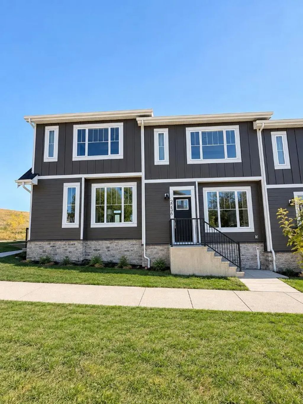 2236 44 Street Nw, Calgary