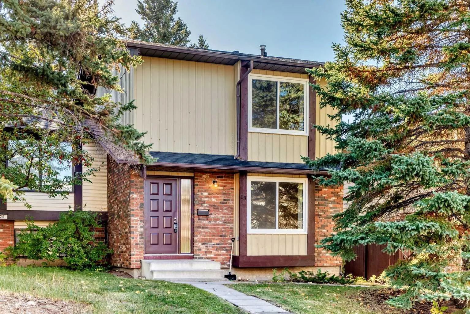 Photo for MLS®# A2346621 - home for sale at 18 Dalhousie Crescent Northwest, Dalhousie, Calgary Alberta