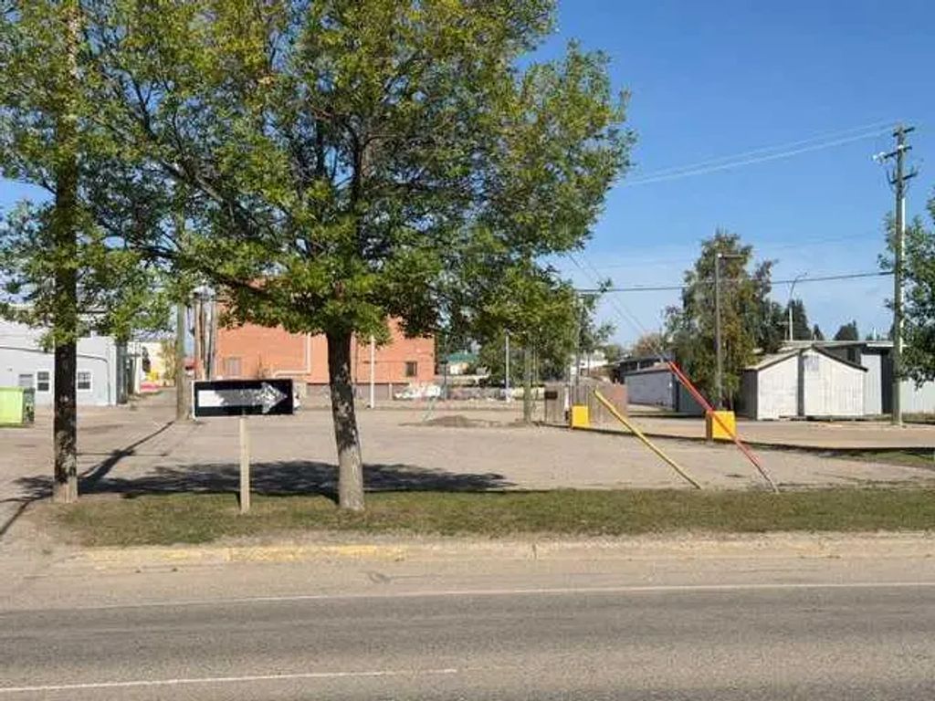 00 2 Avenue E, Edson