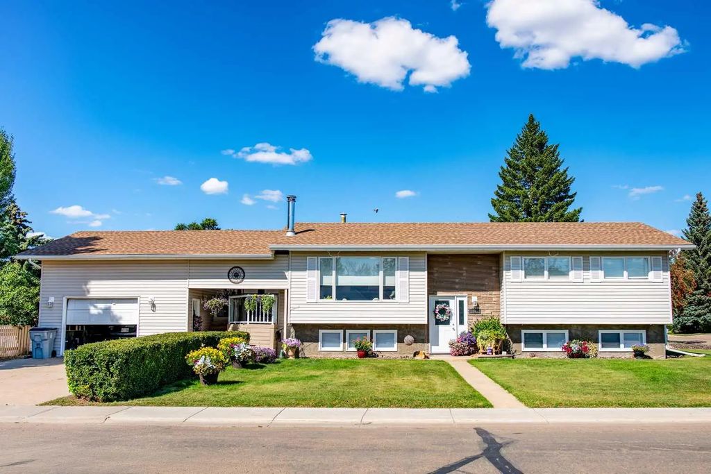 1622 11 Avenue , Wainwright