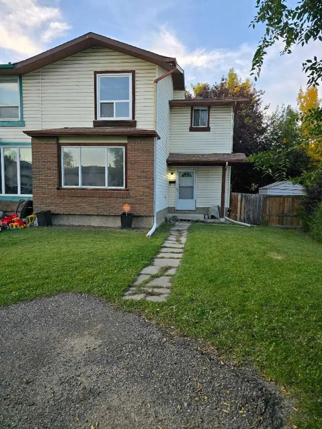 215 Pineset Place Ne, Calgary