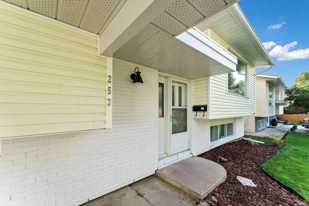 253 11 Street Ne, Medicine Hat
