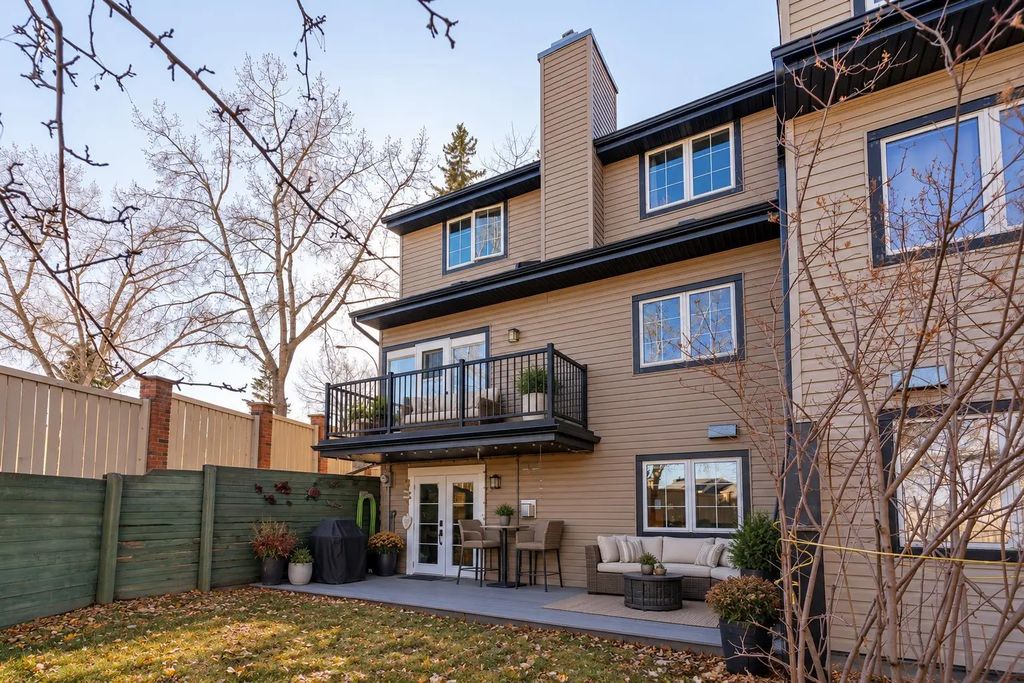 33 448 Strathcona Drive Sw, Calgary