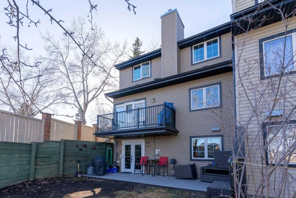 33 448 Strathcona Drive Sw, Calgary