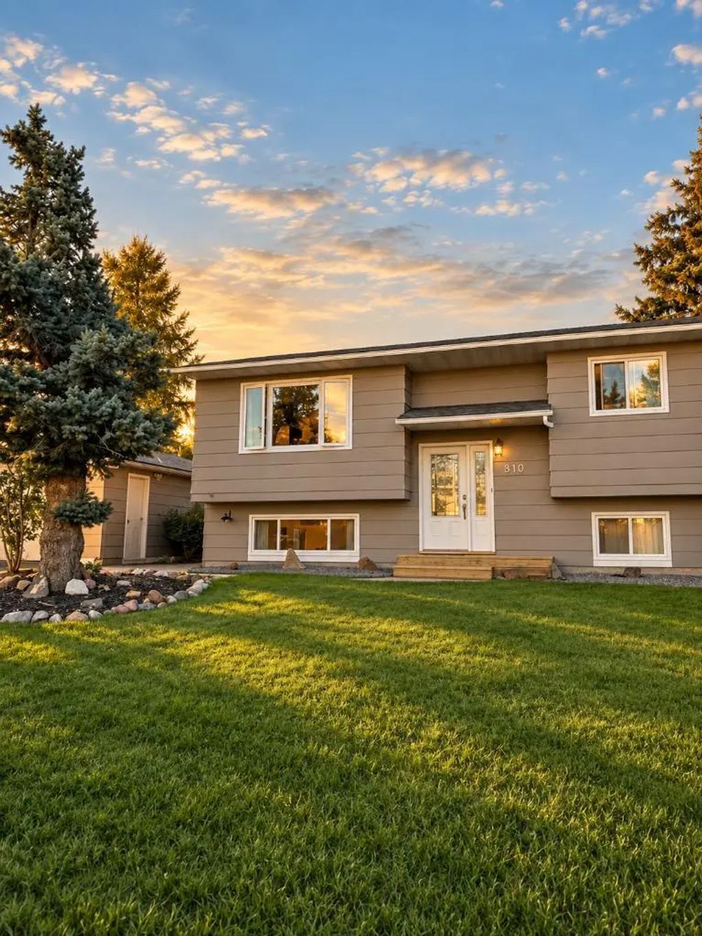 810 Almond Avenue , Beaverlodge