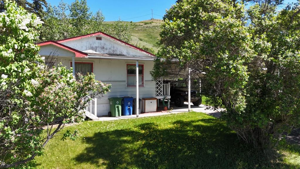 332 Third Street W, Cochrane
