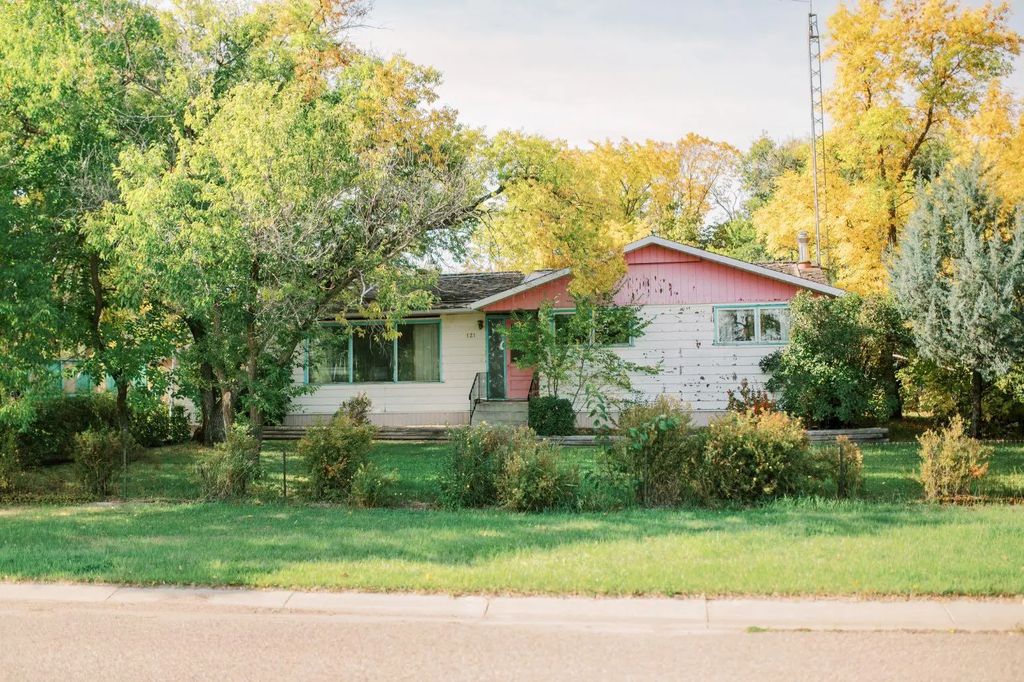 121 2nd Avenue S, Big Valley