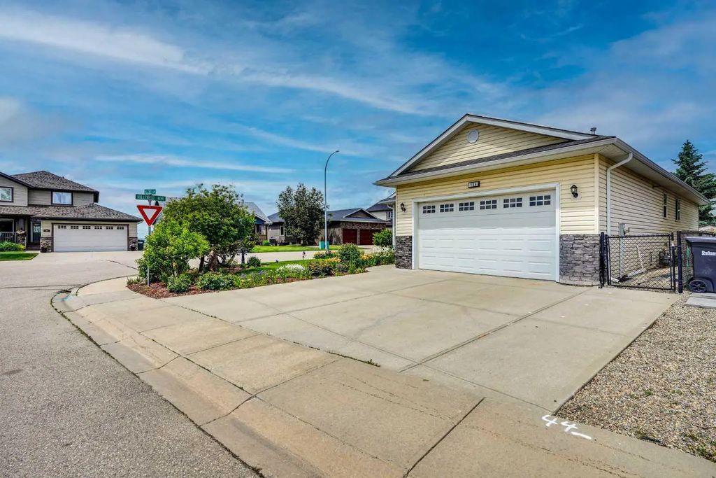 144 Hillcrest Cape , Strathmore