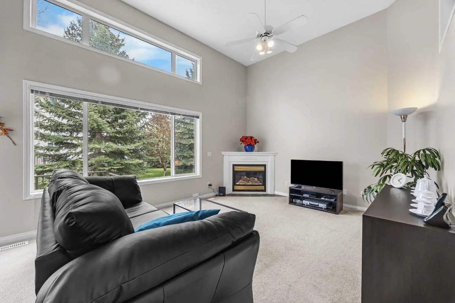 33 Country Hills Cove Northwest, Calgary – Residential Row/Townhouse Listing Photo 2