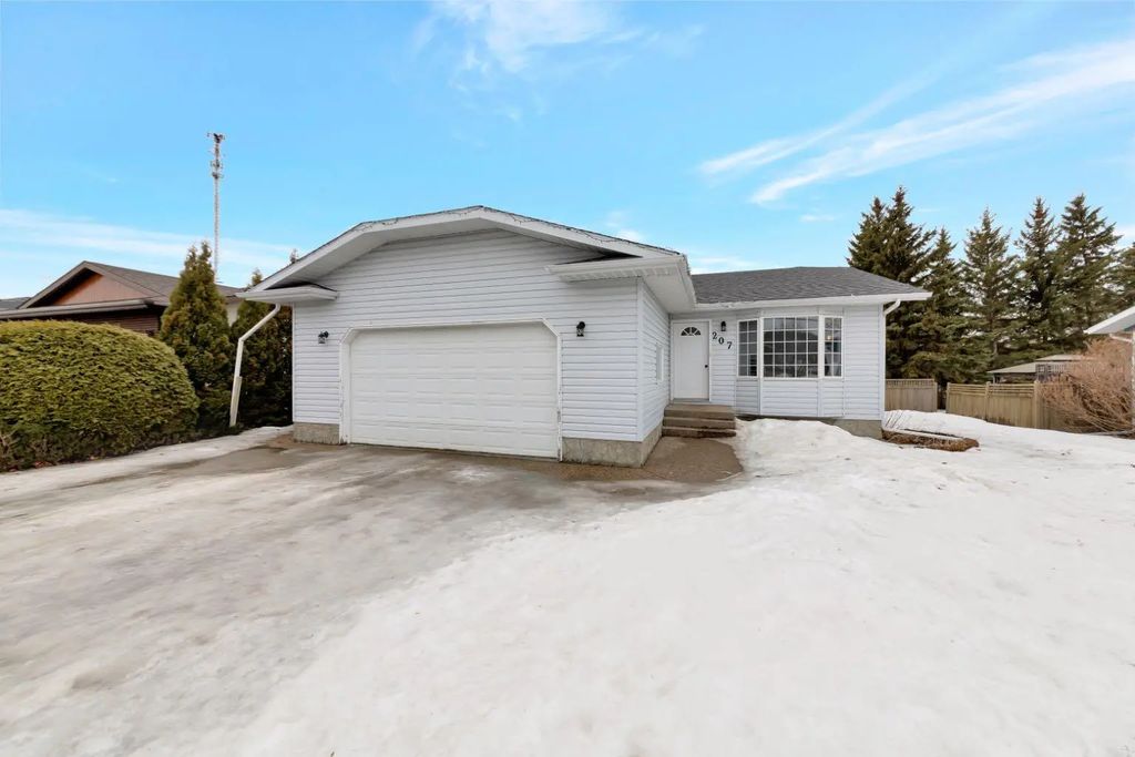 207 3rd Avenue E, Neilburg