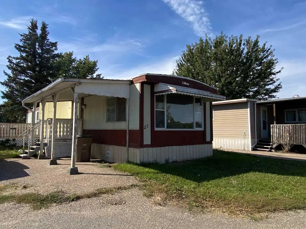 27 Lake Stafford Crescent E, Brooks