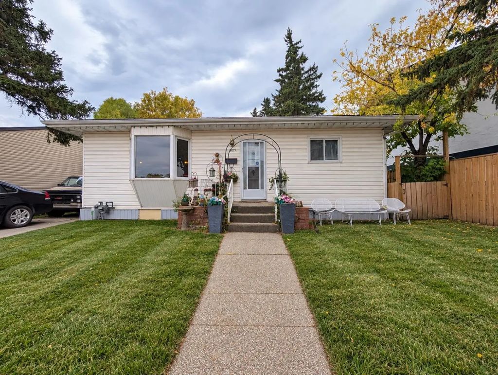 8119 34 Avenue Nw, Calgary
