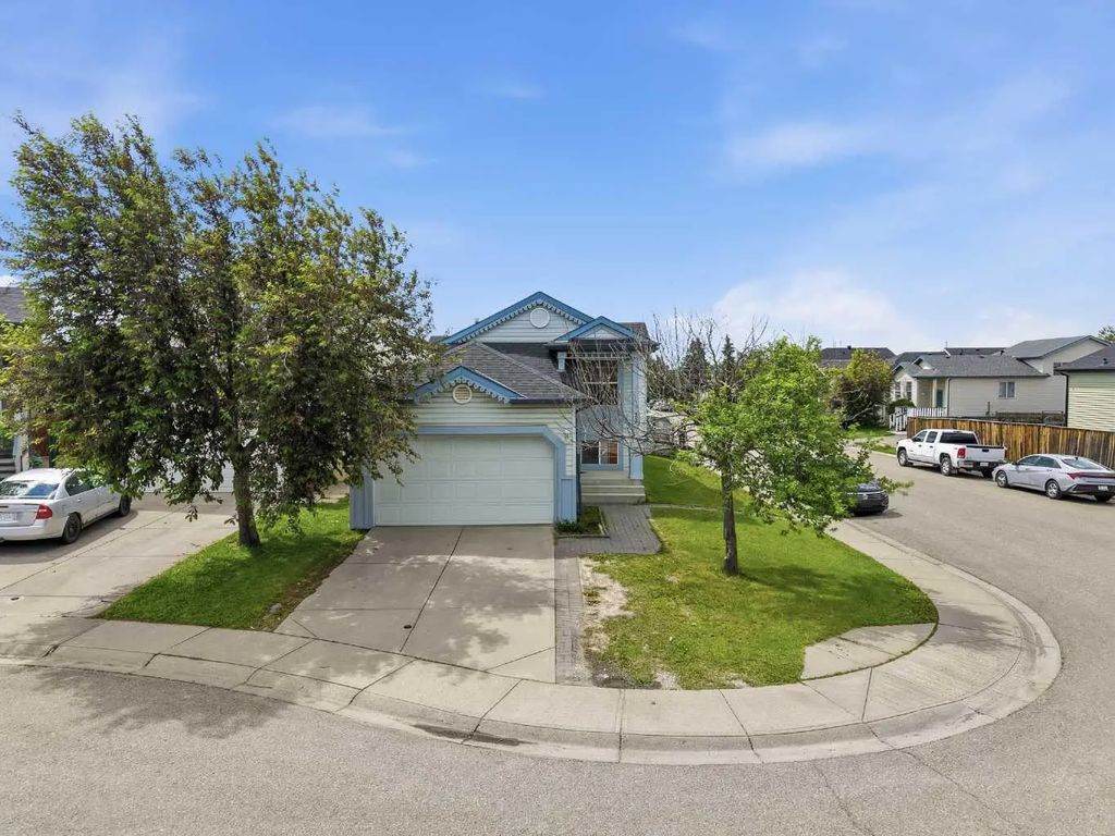 33 Martin Crossing Green Ne, Calgary