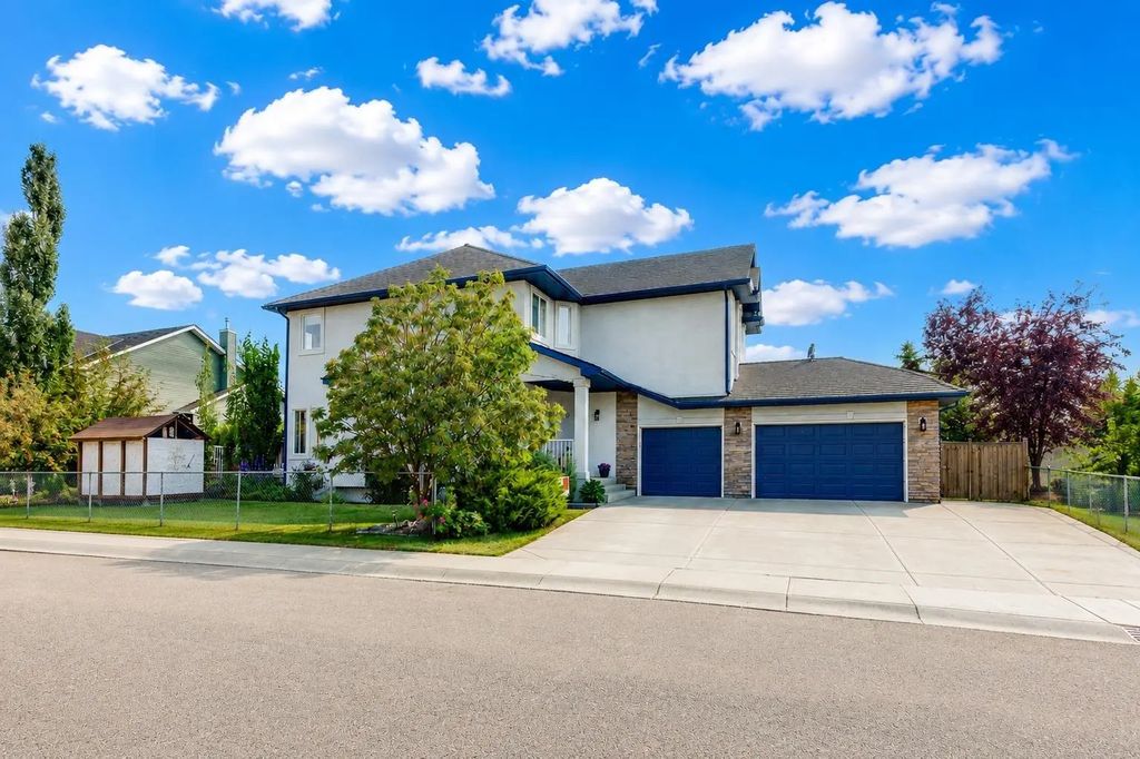 402 Fairways Mews Nw, Airdrie
