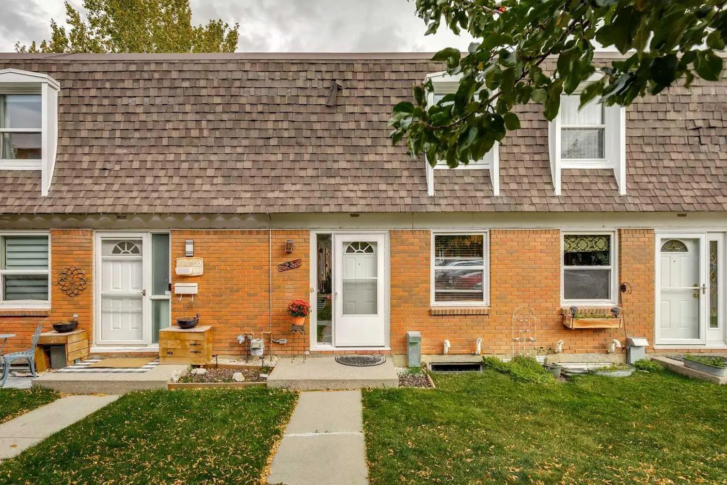 23 330 Canterbury Drive Sw Calgary Alberta T2W 1H6 Canyon Meadows Details