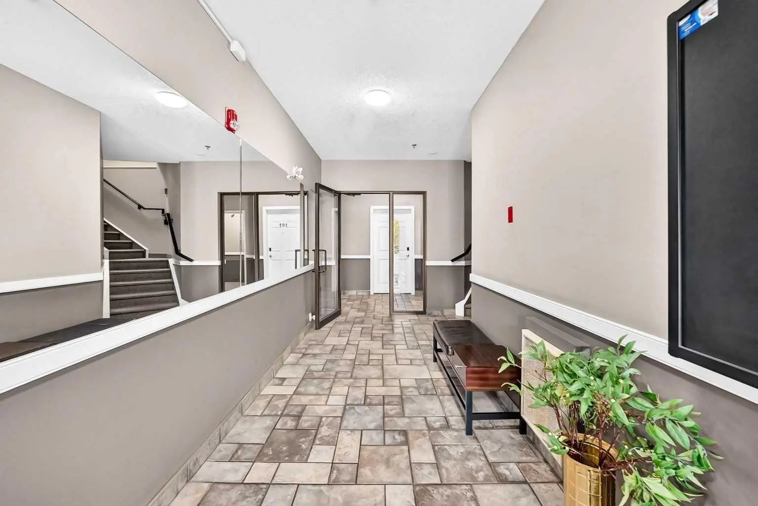 305 3412 Parkdale Boulevard Northwest, Calgary – Residential Apartment Listing Photo 4