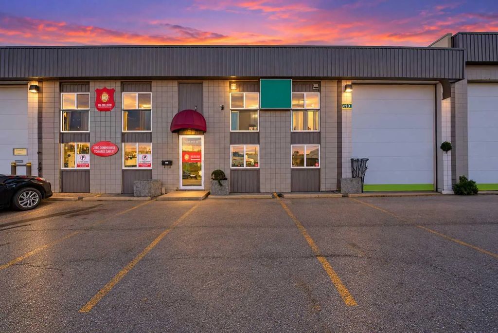 933a 48 Avenue Se, Calgary