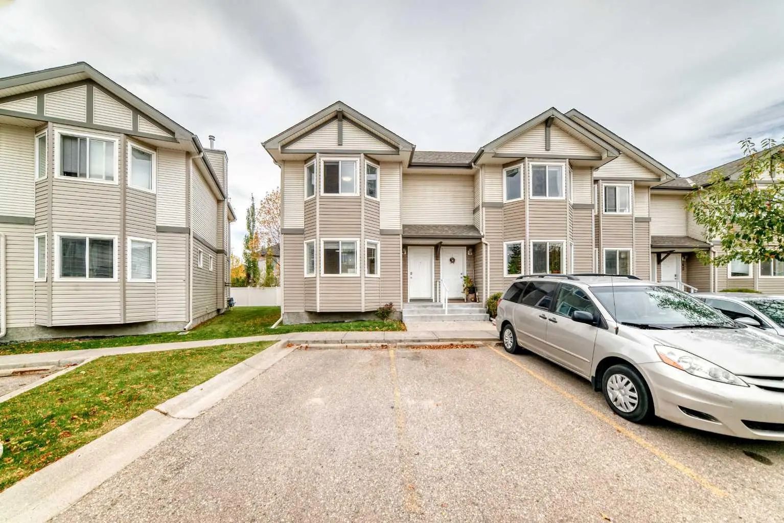 48 Royal Birch Villas Northwest, Calgary – Residential Row/Townhouse Listing Photo 1