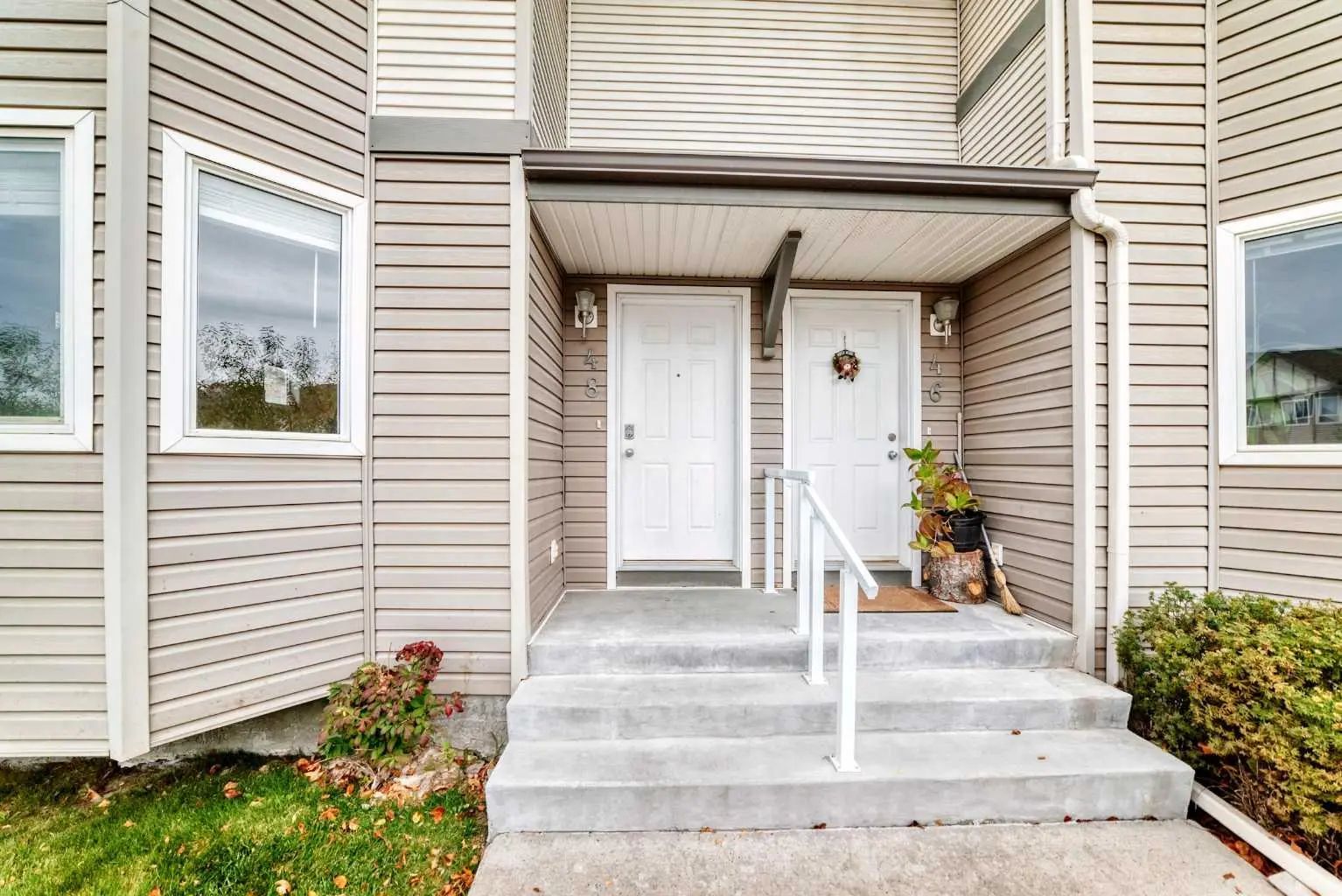 48 Royal Birch Villas Northwest, Calgary – Residential Row/Townhouse Listing Photo 2