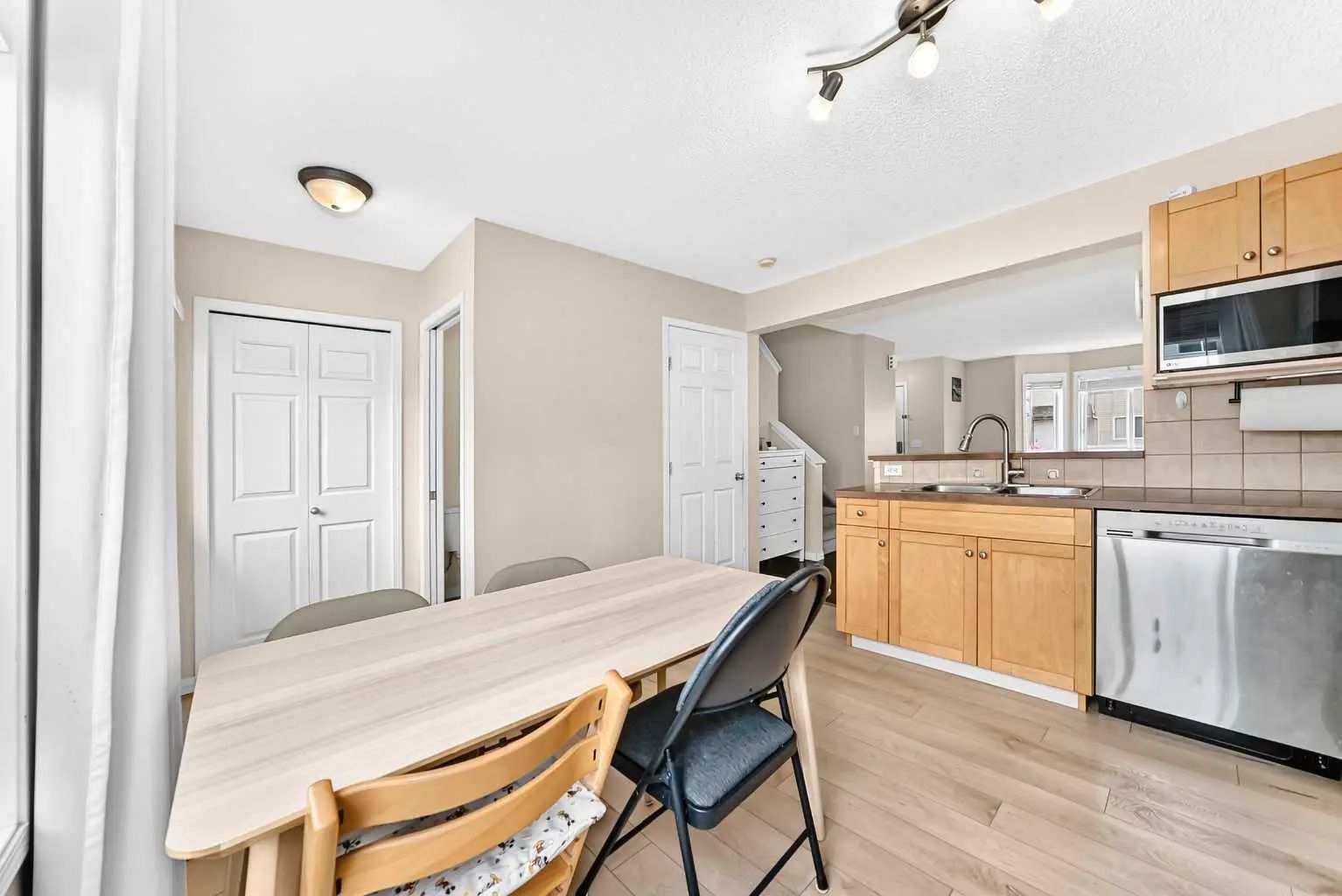 48 Royal Birch Villas Northwest, Calgary – Residential Row/Townhouse Listing Photo 9