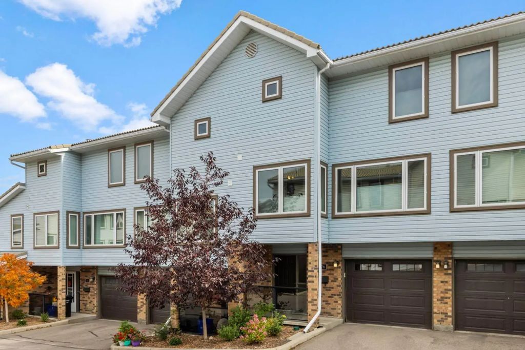 76 Coachway Gardens Sw, Calgary