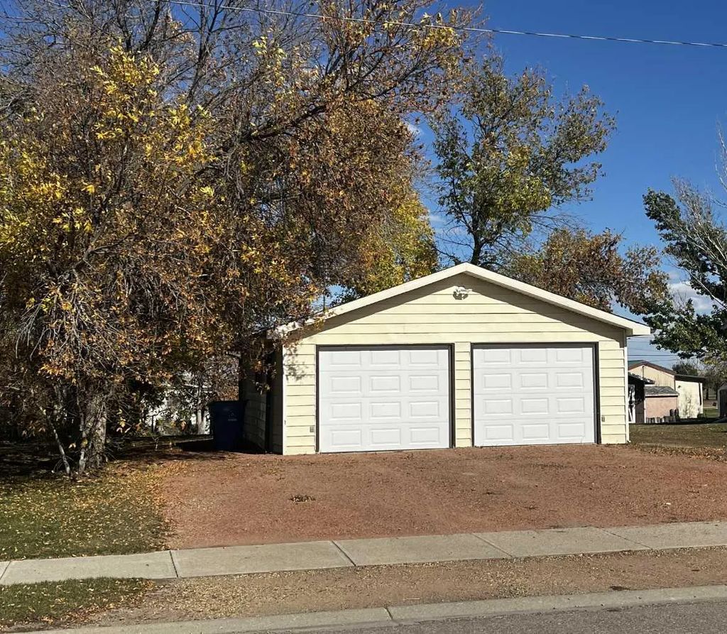 236 2 Avenue W, Hussar