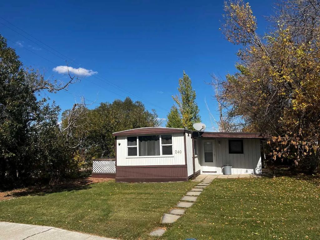 240 2 Avenue W, Hussar