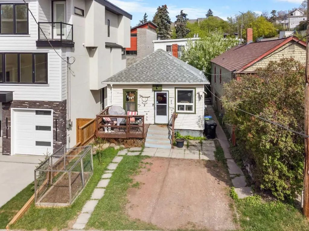 2520 16b Street Sw, Calgary