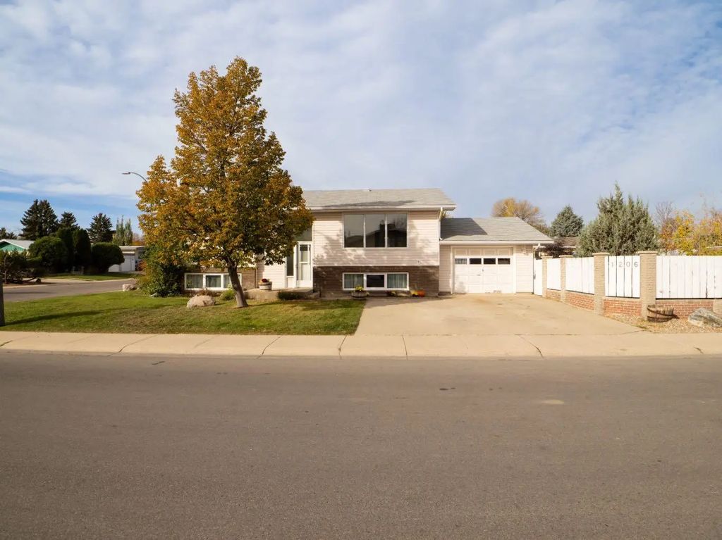 1206 27th Street N, Lethbridge