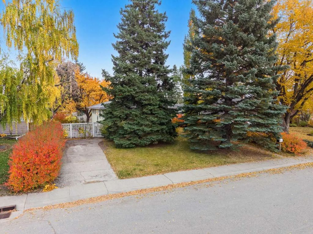 8712 11 Street Sw, Calgary