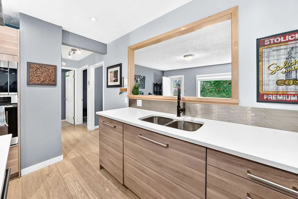 8512 33 Avenue Nw, Calgary