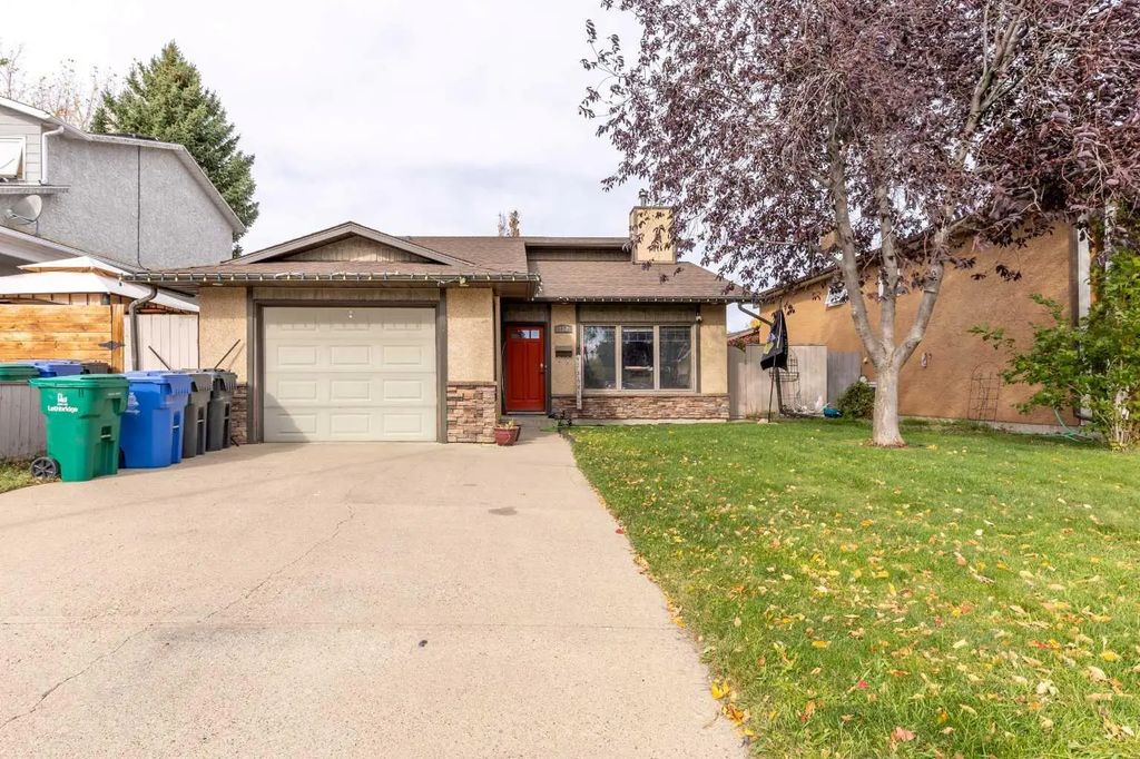 184 Lakhota Crescent , Lethbridge